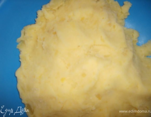 Из отварного картофеля приготовить пюре, хорошо бы его пропустить через мясорубку, но я предпочла простым дедовским методом, толокушкой