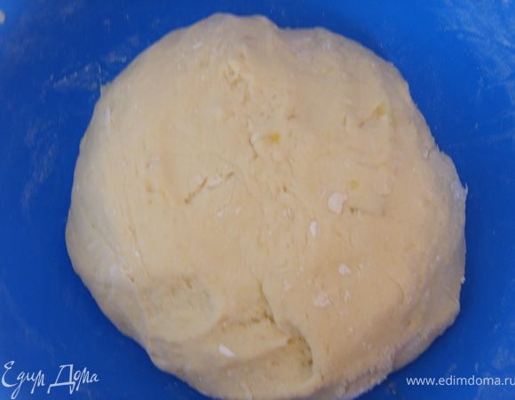 Добавить муку и замесить тесто, муки может потребоваться больше, чем указано в рецепте, потому что я еще немного добавила, все мне казалось, что оно слишком липкое