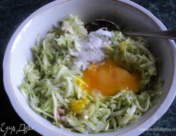 Кабачки и лук натереть на крупной терке (кабачки отжать от лишней жидкости). смешать, добавить желтки, разрыхлитель, укроп,  муку и хорошо смешать