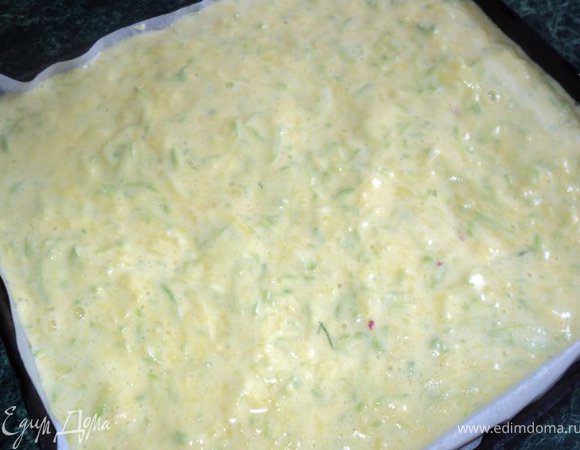 . Белки взбить в крутую пену, добавить постепенно в тесто, перемешивая в одну сторону.
На протвинь положить  бумагу для выпечки, смазать маслом, выложить тесто. Выпекать при температуре 200 градусов 30-35 мин ( пока не зарумянится корочка ). После выпечки остудить.
