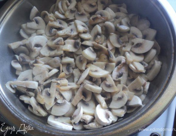 Грибы порезать пластинками и пожарить с луком, в конце добавить сметану, посолить и поперчить. Начинку остудить.