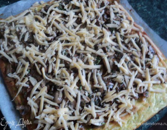 На выпеченый пласт выложить начинку, сверху посыпать натертым сыром, 