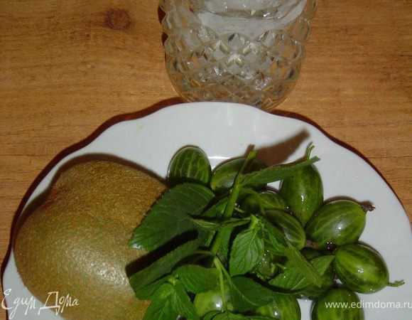 Киви очищаем и нарезаем небольшими кусочками. Загружаем все ингредиенты в блендер и перемешиваем до однородного состояния.
Разливаем по бокалам и украшаем крыжовником и мятой.