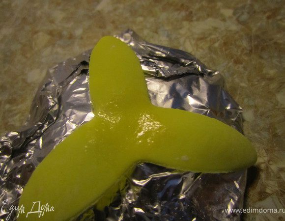 Собираем цветок.
Немного намочить водой серединку цветка.