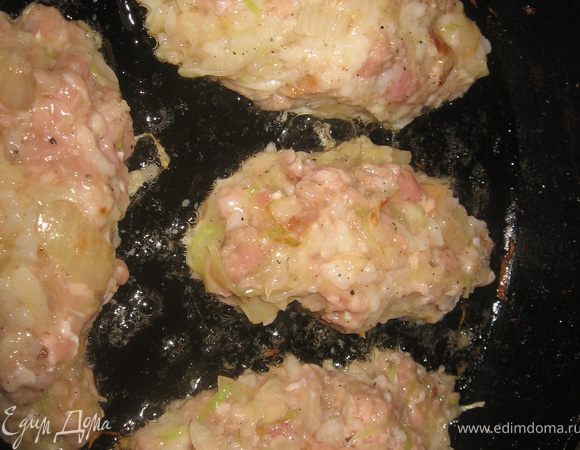 из получившегося фарша сделать длинные котлетки обвалять в муке и обжарить с двух сторон
котлетки делайте не большими