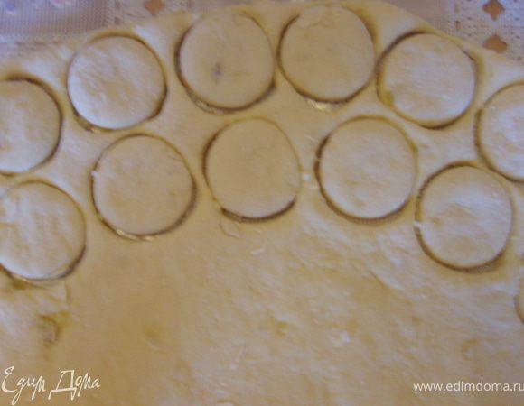 Раскатать тесто на щедро посыпанном мукой столе, и стаканчиком вырезать кружочки