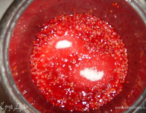 приготовим соус. Для этого пюрируем смородину в блендере, добавляем сахар, нагреваем немного. В 2 ст.л. холодной воды разбавляем крахмал и вводим его в нагретую смородину и доводим до кипения. Выключаем, даем остыть
