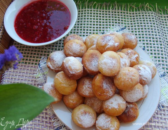 Пончики посыпать сахарной пудрой и все! Можно наслаждаться не спеша, обмакивая каждый пончик в смородиновый соус, и запивая  чайком ;)  Приятно аппетита друзья мои!