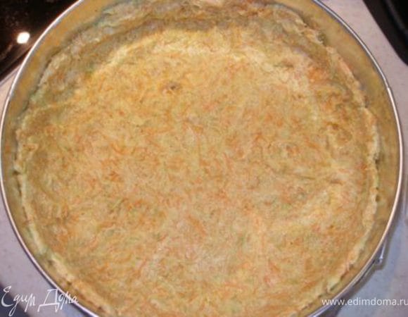 Форму смазать маслом и выложить овощное тесто на дно и на бортики. Запекать 20-30 мин. при 200С. Тут лучше немного передержать, чем недопечь. 