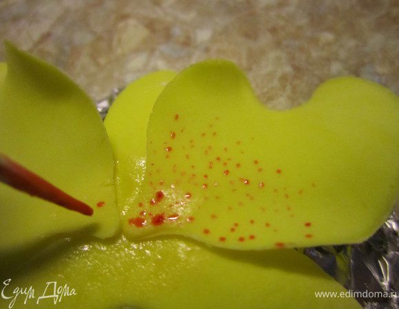 С помощью зубочистки прокрасить листики.