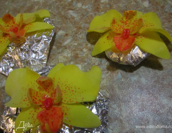 Аккуратно прикрепить серединку, из мастики сделать маленький шарик, на нем полосочку и прикрепить этот шарик к сердцевинке орхидеи.