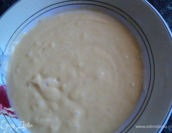 Желток взбить с сахаром и размягченным сливочным маслом до побеления, белки взбить в крутую пену. Муку смешать с желтками, добавить вино, осторожно ввести взбитые белки, размешать.