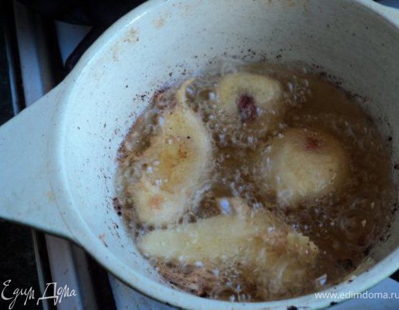 Разогреть в сотейнике 1 ст.растительного масла, фрукты вилкой окунуть в кляр, затем в сотейник  и жарить до золотистой корочки. Поджаренные фрукты выложить на бумажную салфетку, что бы освободить от лишнего жира. Остудить.