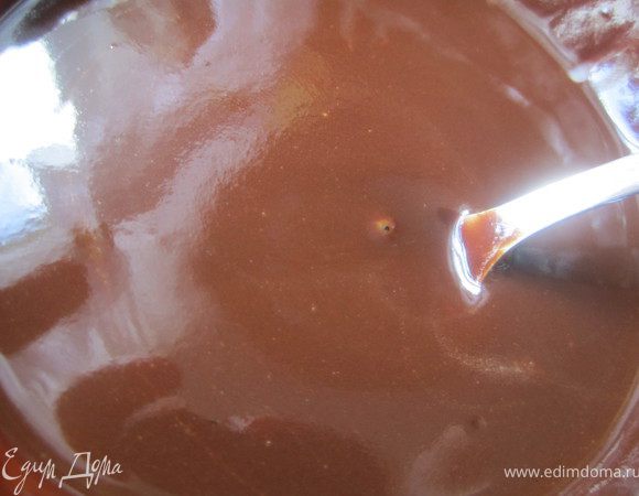 Приготовить глазурь. 50 гр. шоколада, 50 гр.масла растопить.