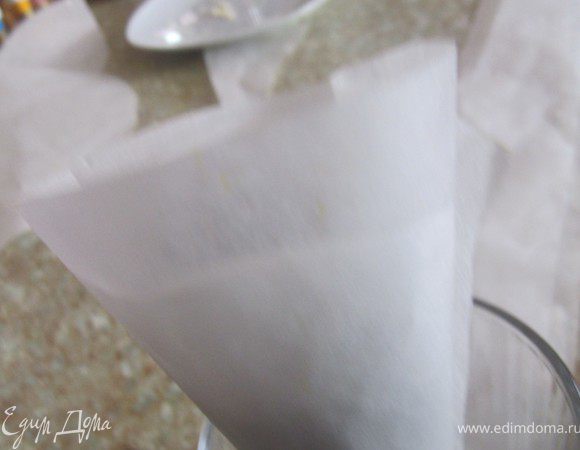 50-70 гр. шоколада растопить, заполнить шоколадом бумажный кулечек.