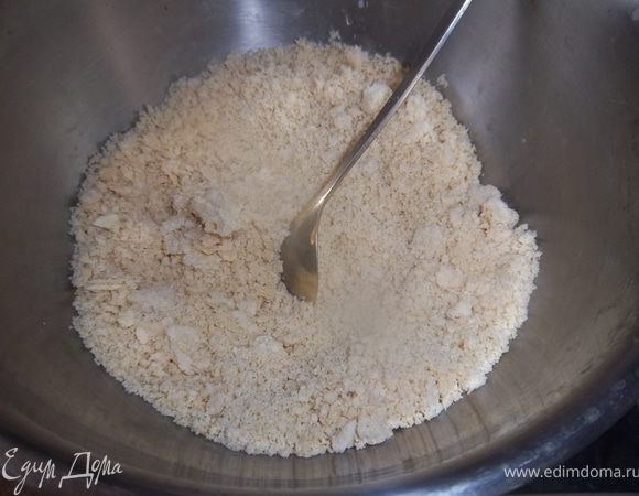 Измельчить вафли и орехи