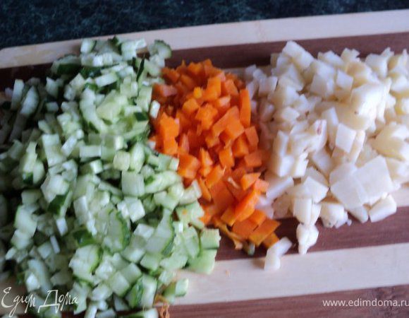Отварить картофель, морковь, яйца. Почистить и охладить.
Порезать мелко огурцы, картофель, морковь. Можно еще добавить редиску, но у меня в данный момент не было.
