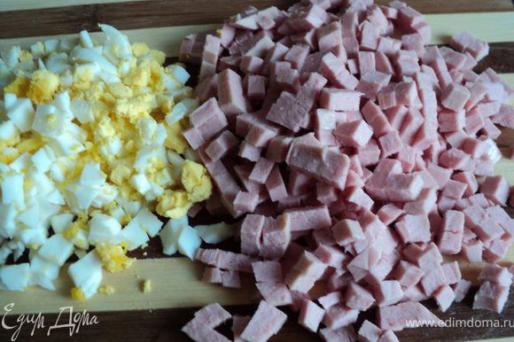 Порезать мелкими кубиками колбасу и яйца.