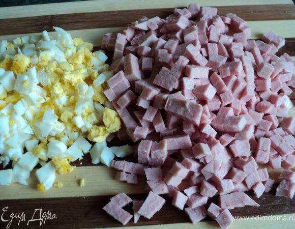 Порезать мелкими кубиками колбасу и яйца.