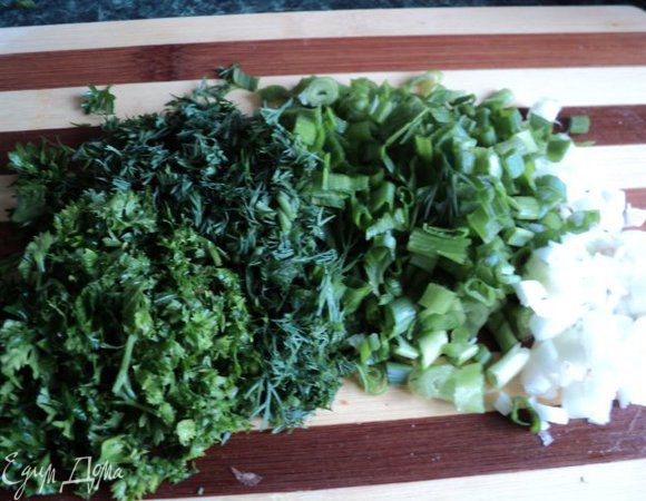 Порезать зеленый лук, петрушку, укроп.