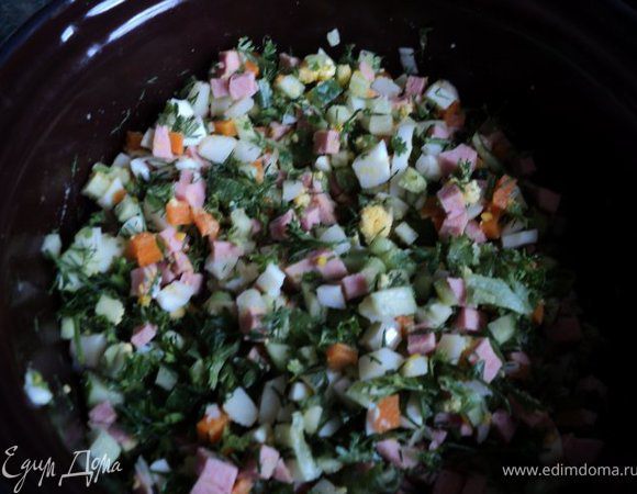 Сложить все порезанные ингредиенты в кастрюлю, перемешать.
