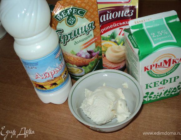 Охлажденные кефир и айран смешать, добавить сметану, майонез, горчицу, посолить по вкусу, добавить 1 стакан охлажденной кипяченой воды. Хорошо перемешать. Если нет айрана, можно делать на одном кефире, увеличив количество майонеза и горчицы для остроты.