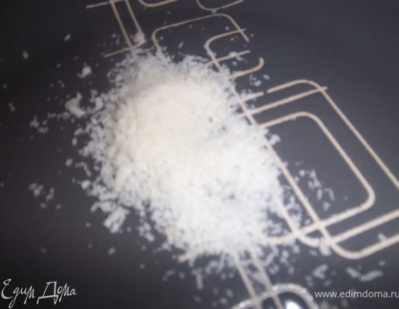 Обвалять в кокосовой стружке