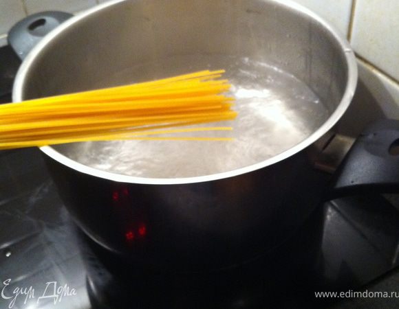 бросаем спагетти в большое количество кипящей соленой воды.