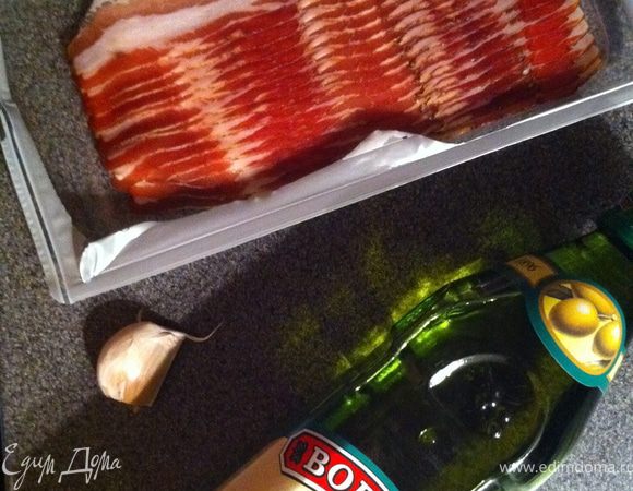 панчетту или гуанчиале. в разных регионах италии и в разное время нарезали по разному, когда только начинали готовить эту пасту,  нарезали большими кубиками, сейчас пластами, мне больше нравится когда панчетта нарезана очень тонко тогда она лучше прилипает к спагетти.