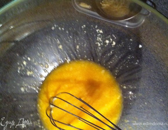 сыр смешиваем с яйцами и хорошо взбиваем венчиком.