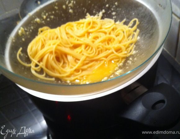 далее делам там как на фотографии, если у вас газовая плита, тогда вы выключайте огонь, пар должен подогревать емкость с пастой.