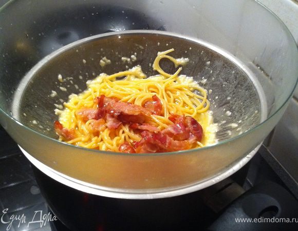 быстро мешаем пасту, и добавляем панчетту с оливковым маслом.