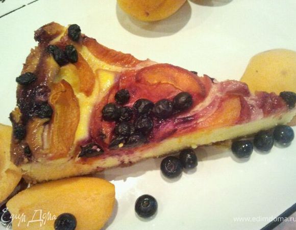 Духовку разогреть до 200 градусов, поставить форму с чизкейком, уменьшить температуру до 175 градусов, выпекать около часа. Начинка должна схватиться, но "зарумянивать" пирог не нужно. Выключить духовку, оставить пирог при открытой дверце на 20-30 мин. Достать пирог из духовки, дать полностью остыть и лишь потом доставать из формы.