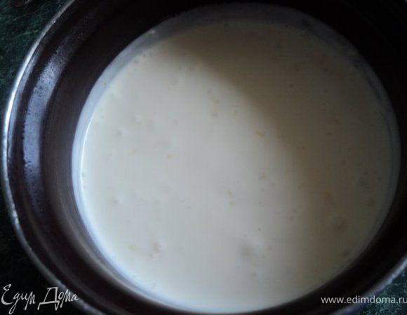 В желатин добавить немного воды, дать набухнуть, затем распустить на водяной бане. Охлажденные сливки взбить с йогуртом и сахаром до кремообразной массы, добавить цедру и сок лимона, и ввести постоянно взбивая, распущенный желатин. 