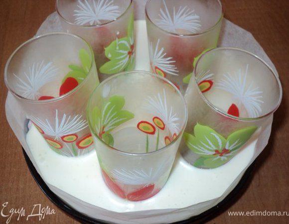 Крем вылить на основу торта, поставить по кругу пять стаканов. Поставить в холодильник на 1 час.