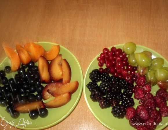 Ягоды и фрукты помыть, просушить, фрукты порезать ломтиками.