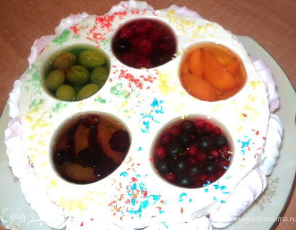 После охлаждения торт вынуть из формы, бока украсить половинками зефира ( обмакнув одной стороной в полузастывшее желе ), верх посыпать разноцветной кокосовой стружкой.
Варианты украшения торта можно изменять. Например, вокруг желе сделать из крема лепестки цветов.
