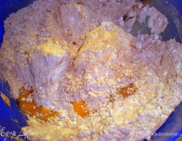 Смешать все ингредиенты для теста.Вымесить и убрать в холодильник.