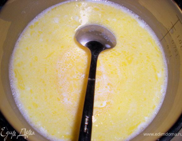 Сливки довести до кипения,добавить сливочное масло.