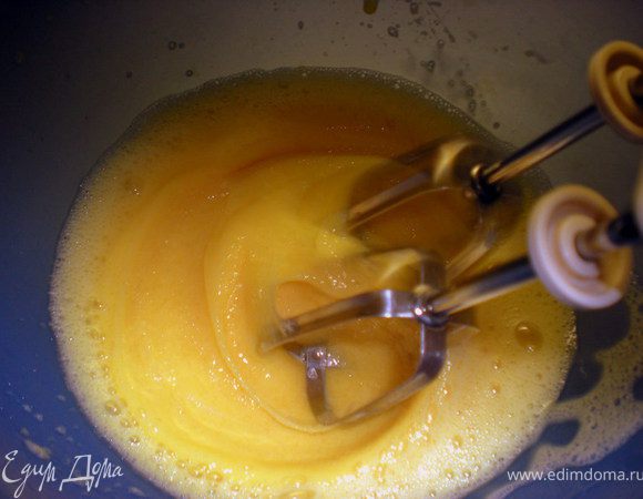 Яйца+желтки взбить с сахаром.