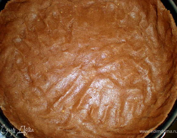 Тесто разровнять по форме,сделав бортики.