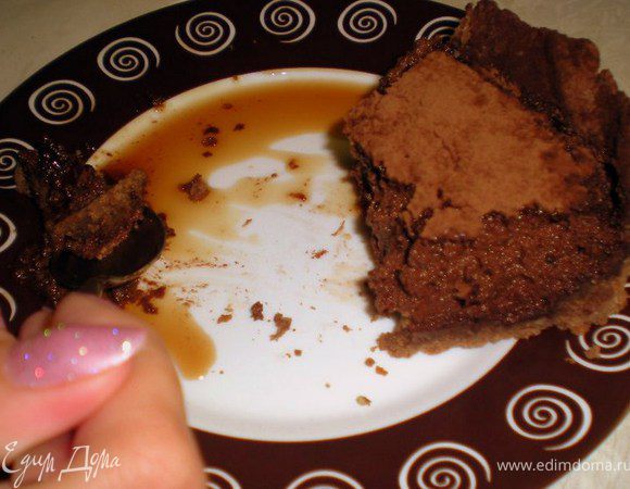 Дочка настолько любит шоколад,что ко всему ещё полила тарт шоколадным сиропом.