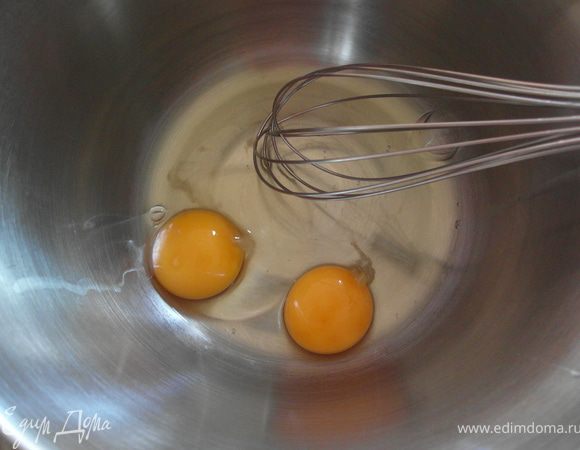 Взбить яйца.