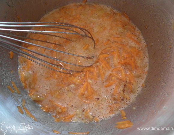 Добавить к яйцам ванилин, консервированный ананас, морковь, орехи, сахар, ореховое масло и все аккуратно перемешать венчиком. 