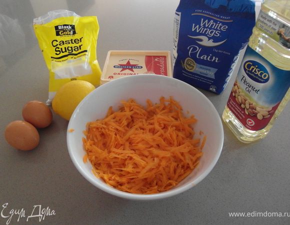 Натереть морковь.