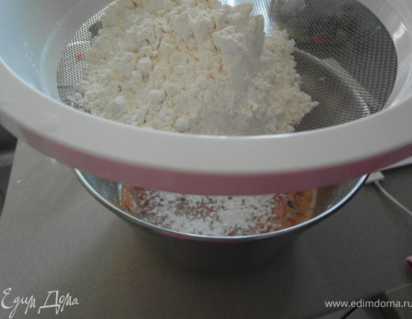 Просеять к массе муку, корицу, соду.