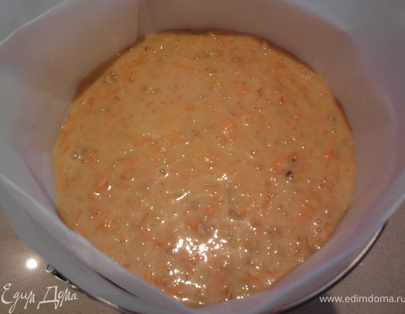 Вылить тесто в уже подготовленную выстеланную пекарской бумагой форму (желательно форма см.20 в диаметре, но у меня была только 23, посему торт получился не очень высоким.)