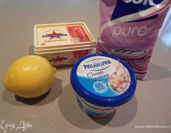 Готовим "крим-чиз" покрытие:
Используя электрический миксер хорошенько взбиваем  творожный сыр (Филодельфия) + масло и лимонный сок. 