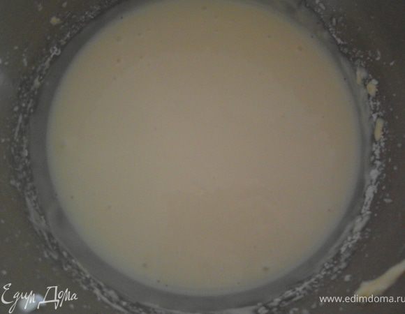 Добавить сахарный песок и продолжить взбивать до гладкой консистенции.