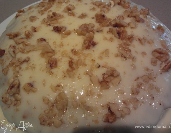 Когда торт остыл, смазать его сверху и сбоку приготовленным творожным покрытием и обсыпать сверху орехами. Приятного аппетита!